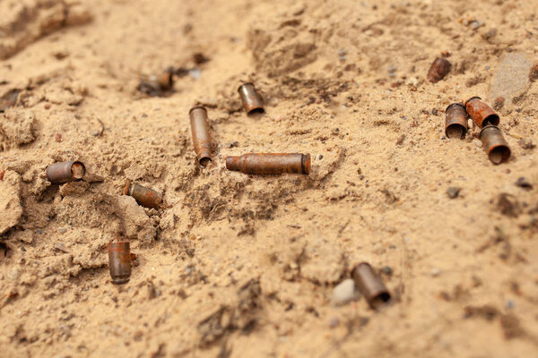 The cartridges from the cartridges lie in the sand