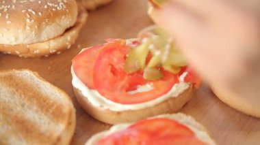 Piknik üzerinde hamburger yemek