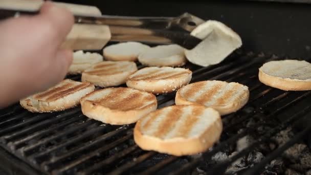 Asar hamburguesas para una hamburguesa en una parrilla — Vídeo de stock