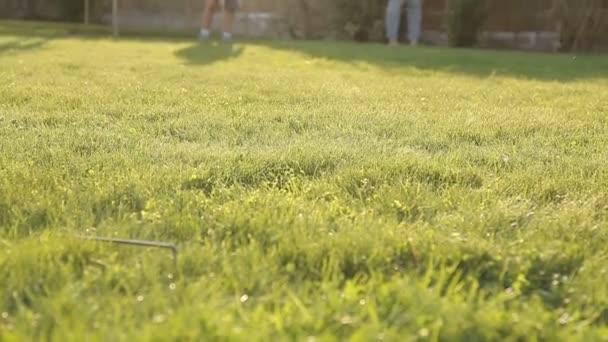 白俄罗斯明斯克-2018.05.09 儿童在草地上用球踢足球 — 图库视频影像