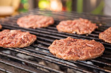Izgara pirzola kömürlerin burgers için kızartma