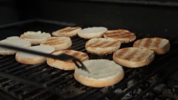 Asar hamburguesas para una hamburguesa en una parrilla — Vídeo de stock
