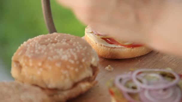 Matlagning hamburgare på picknick — Stockvideo