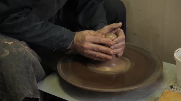 雕刻家的老手用泥土做一个花瓶. — 图库视频影像