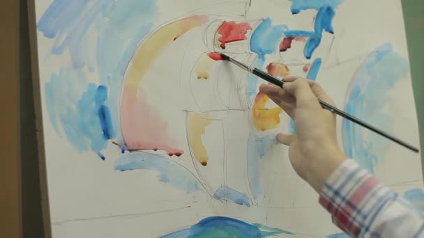 De kunstenaar schildert een schip met zeilen. De boot vaart in de blauwe zee. — Stockvideo