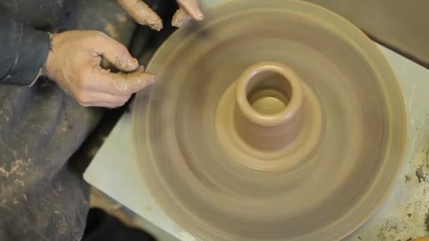 Potter Tvoří Hliněný Výrobek Keramickými Nástroji Hrnčířském Kole Horní Pohled — Stock video