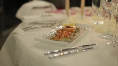 Romantik bir yemek ve şarapla süslenmiş bir masa..