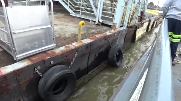 Man heideschuit. De matroos bindt het meertouw van de veerboot aan een bundel op de pier. — Stockvideo