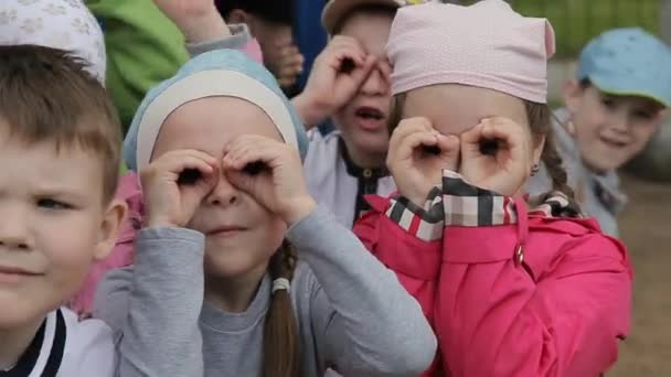 Little kids girls and boys looking through imaginary binoculars, — ストック動画