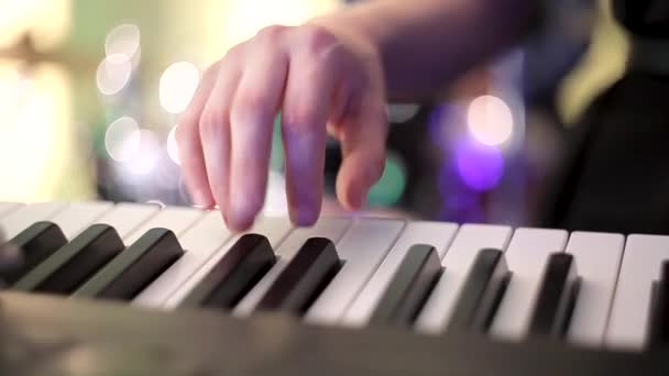 Menina Músico Tocando Sintetizador Durante Concerto Dedos Menina Pressionam Teclas — Vídeo de Stock