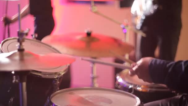 Ντράμερ Παίζει Ντραμς Χτυπάει Τις Μουσικές Πλάκες Στη Συναυλία Ξυλάκια — Αρχείο Βίντεο