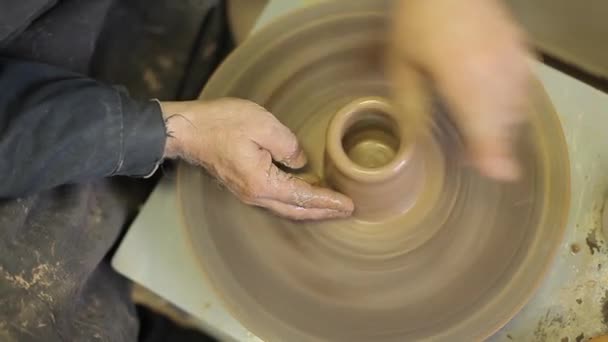 波特用陶器工具在陶瓷轮上形成了一种黏土产品，上视图. — 图库视频影像