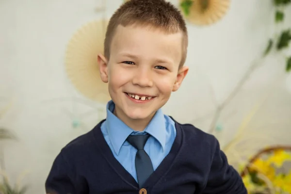 O menino sorri com dentes tortos . — Fotografia de Stock