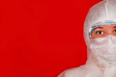 Koronavirüse karşı koruyucu giysili doktor kadın. Tıbbi personel, önleyici ekipmanlar. Koronavirüse karşı koruyucu giysili doktor kadın. Tıbbi personel, önleyici ekipman