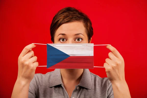 チェコ共和国のコロナウイルスCovid チェコ共和国の国旗をイメージした医療用保護マスクの女性 流行の広がりを防止し コロナウイルスを治療するという概念 — ストック写真
