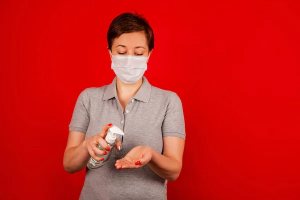 Une Femme Utilise Gel Désinfectant Antiseptique Désinfectant Pour Les Mains — Photo