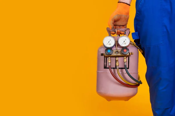 Een Mannelijke Airconditioner Reparateur Houdt Een Freon Cilinder Een Druksensor — Stockfoto