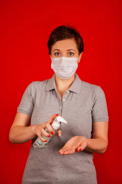 여자는 살균제 살균제를 소독제는 바이러스와 전염병의 감염을 예방하고 바이러스의 출현을 — 스톡 사진