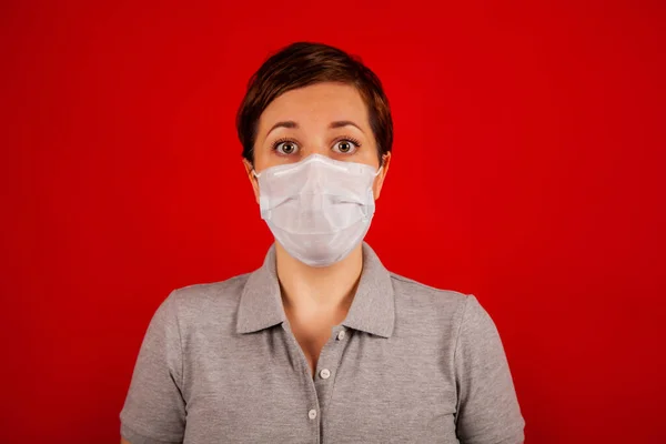 Mujer Joven Con Mascarilla Médica Retrato Estudio Fondo Rojo Mujer —  Fotos de Stock