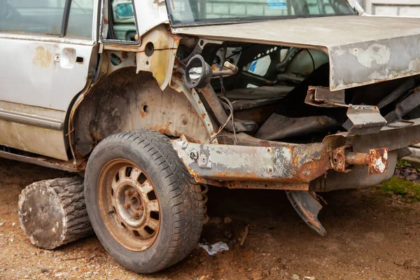 古い放棄された壊れた車。未知の大量生産者の解体された乗用車の背部 — ストック写真