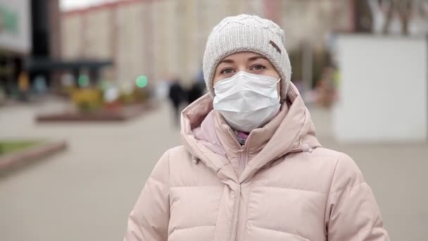Γυναίκα σε δημόσιο χώρο κατά τη διάρκεια επιδημίας κορωναϊού με ιατρική μάσκα για την πρόληψη μικροβίων, τοξικών αναθυμιάσεων και σκόνης. — Αρχείο Βίντεο