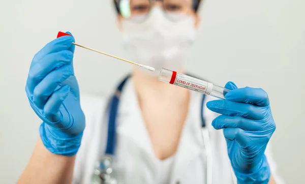 Test auf Coronavirus Covid-19. Ärztin oder Krankenschwester bei der Laboranalyse eines Nasenabstrichs in einem Krankenhauslabor. — Stockfoto