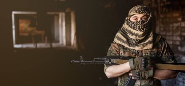 Ulusal Kefiyeh 'den başlıklı Arap erkek asker elinde bir silahla siyah arka planda silahlı bir Müslüman.