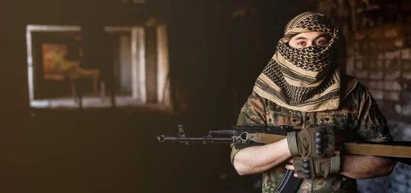 Арабський солдат чоловічої статі в головному уборі з національною кефією зі зброєю в руках мусульманина з пістолетом на чорному тлі. — стокове фото