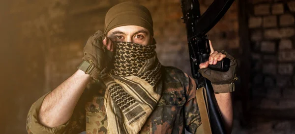 Ulusal Kefiyeh 'den başlıklı Arap erkek asker elinde bir silahla siyah arka planda silahlı bir Müslüman. — Stok fotoğraf