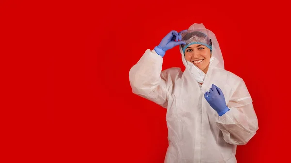 Una joven se quita una máscara médica. Mujer sonriendo mientras mira a la cámara . —  Fotos de Stock