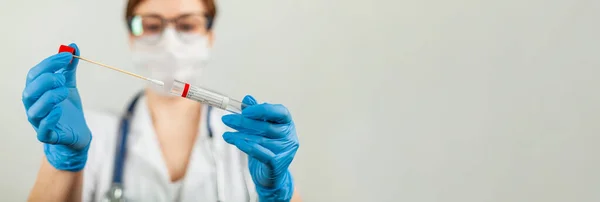 Test for coronavirus Covid-19. Female doctor or nurse doing lab analysis of a nasal swab in a hospital laboratory. — Stock Photo, Image