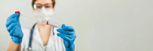 Coronavirus Covid-19 testi. Kadın doktor ya da hemşire hastane laboratuarında burun çubuğu analizi yapıyor..