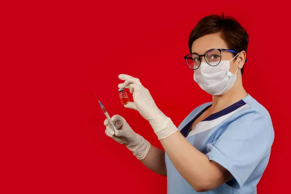 Лікар або медсестра в нітрилових рукавичках тримає в руці вакцину проти грипу, кору, коронавірусу COVID-19 — стокове фото