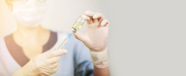 Ellerinde şırınga iğnesi, grip, kızamık, koronavirüs COVID-19 aşısı olan azot eldivenli bir doktor ya da hemşire eli.