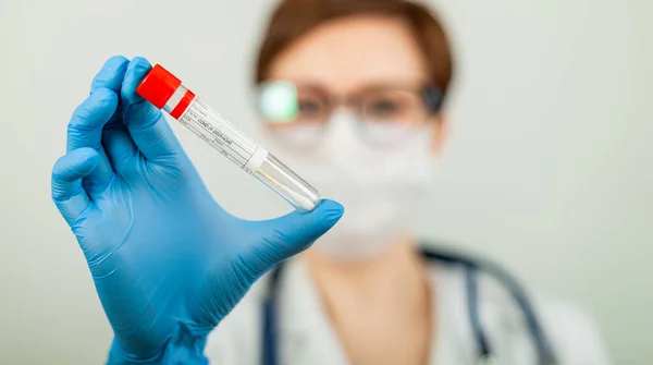 Test auf Coronavirus Covid-19. Ärztin oder Krankenschwester bei der Laboranalyse eines Nasenabstrichs in einem Krankenhauslabor. — Stockfoto