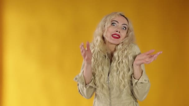 Frustrated sklíčený zmatený evropský pěkný blond pokrčení ramen šířící se stranou zmatek plný nevíry v pochybách — Stock video