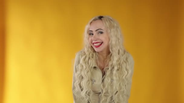 Porträtt av en glad och glad söt vit kvinna som skämtar glatt, underhåller samtalet — Stockvideo