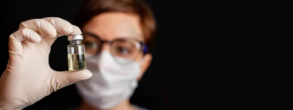 Лікар або медсестра в нітрилових рукавичках тримає в руці вакцину проти грипу, кору — стокове фото