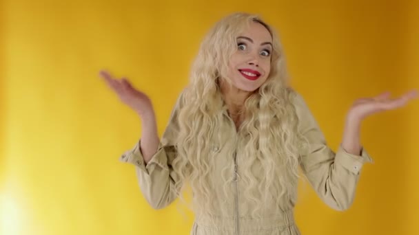 Frustrerad dyster upprörd förvirrad kaukasisk vacker blond axelryckningar, utsträckta armar, full av misstro mot tvivel — Stockvideo