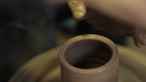 Zkušený hrnčíř vytváří krásnou hliněnou vázu — Stock video