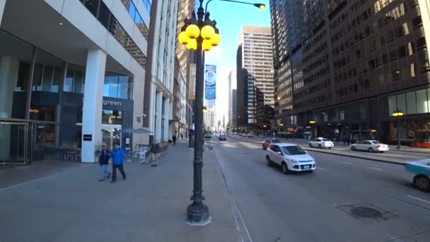 Auto e persone a piedi lungo la strada di Chicago in centro — Video Stock