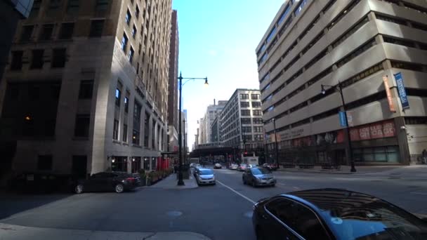 Autos und Menschen laufen die Chicagoer Straße in der Innenstadt entlang — Stockvideo