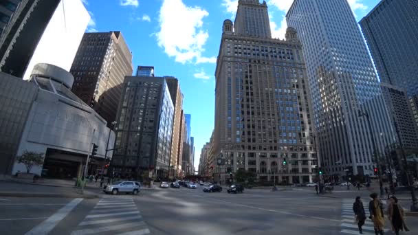Αυτοκίνητα και άνθρωποι περπατούν κατά μήκος της οδού Σικάγο στο κέντρο — Αρχείο Βίντεο