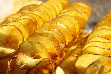 Şişte kızarmış patates cipsi.