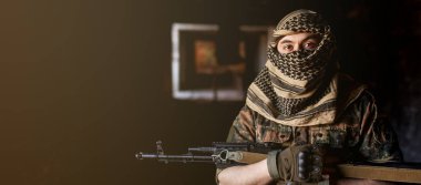 Elinde silahlarla milli keffiyeh 'den başlıklı Arap erkek asker. Siyahlara karşı silahlı Müslüman adam