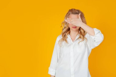 Bir kadının portresi avucuyla gözlerini kapatır..