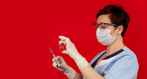 Ένας γιατρός ή νοσοκόμα με γάντια νιτριλίου κρατά στο χέρι του ένα εμβόλιο εμβολιασμένο κατά της γρίπης, ιλαράς, coronavirus COVID-19 για τον εμβολιασμό παιδιών και ενηλίκων, την έννοια της ιατρικής και των φαρμάκων — Φωτογραφία Αρχείου