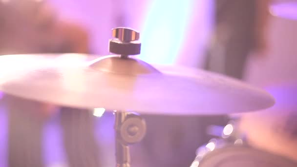 Trummisen spelar cymbalerna på en konsert. Trummisen träffar plattan trumman. — Stockvideo