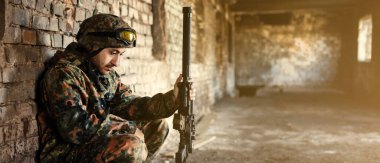 Askeri bir operasyondan sonra dinlenen düşünceli bir asker.