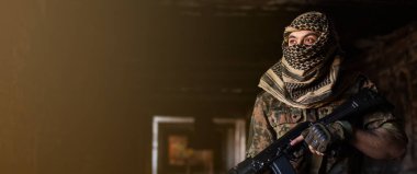 Elinde silahlarla milli keffiyeh 'den başlıklı Arap erkek asker. Ateşli silahlı Müslümanlar